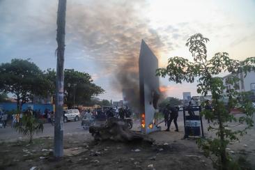  Residents set fire to the mysterious monolith that appeared in Kinshasa, Democratic Republic of Congo February 17, 2021. REUTERS/Kenni Katombe