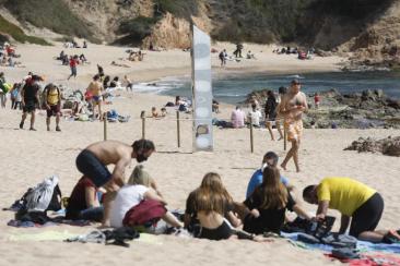 El monometalito y los humanos, algunos respiran libres, otros con bozal. Sa Conca, Catalunya, España.