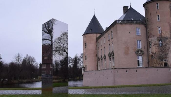 Monolithe en miroir de haute qualité (vraiment bien fait).