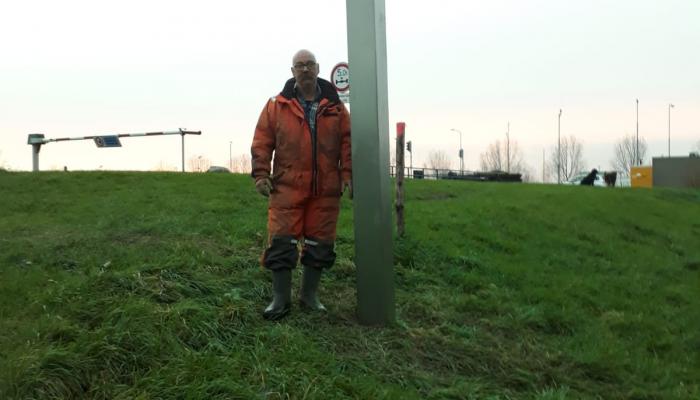 Locks worker on 9 12 next to monolith Maasbracht