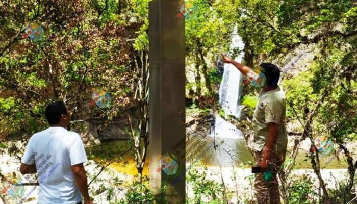 Estructura en cuatro lados, cada uno escrito en hebreo, chino mandarín, alfabeto árabe, y ruso.