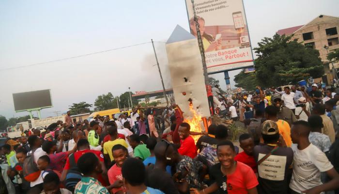  Residents set fire to the mysterious monolith that appeared in Kinshasa, Democratic Republic of Congo February 17, 2021. REUTERS/Kenni Katombe