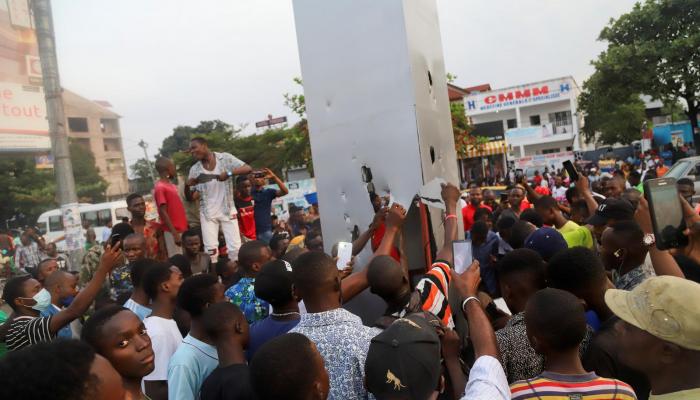  Residents set fire to the mysterious monolith that appeared in Kinshasa, Democratic Republic of Congo February 17, 2021. REUTERS/Kenni Katombe