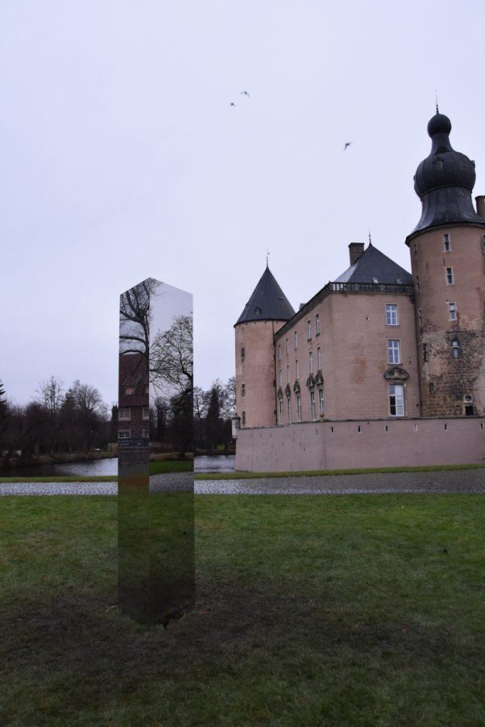 Monolithe en miroir de haute qualité (vraiment bien fait).