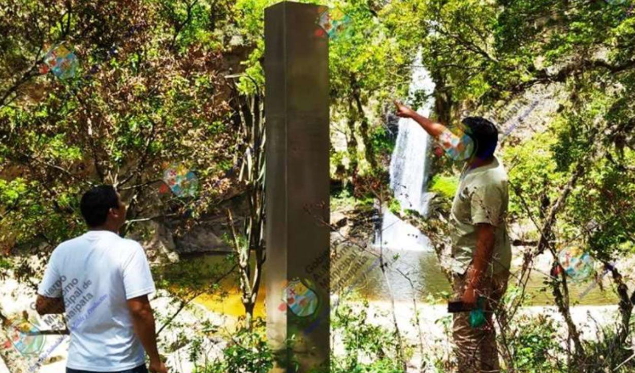 Estructura en cuatro lados, cada uno escrito en hebreo, chino mandarín, alfabeto árabe, y ruso.