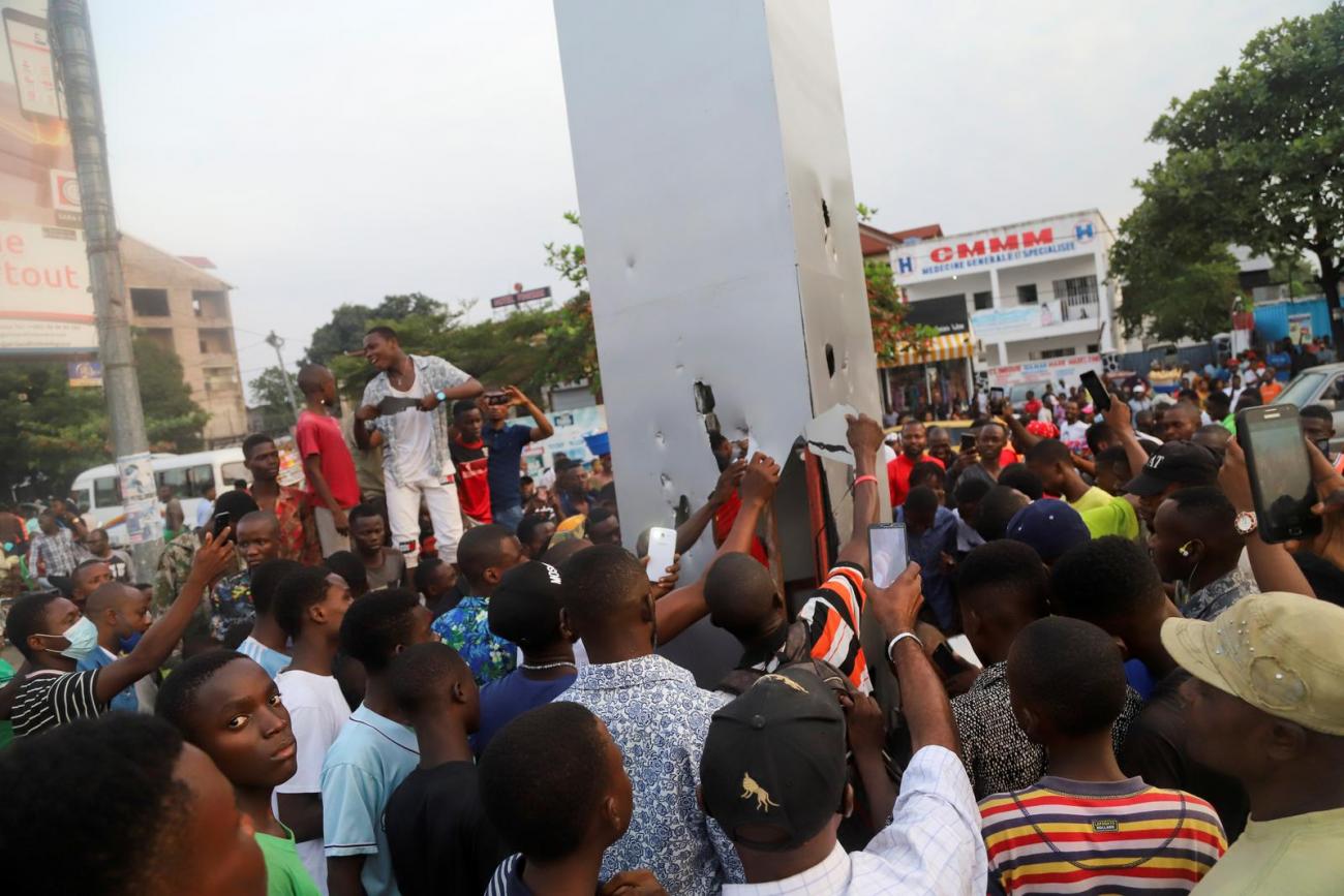  Residents set fire to the mysterious monolith that appeared in Kinshasa, Democratic Republic of Congo February 17, 2021. REUTERS/Kenni Katombe