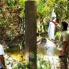 Estructura en cuatro lados, cada uno escrito en hebreo, chino mandarín, alfabeto árabe, y ruso.